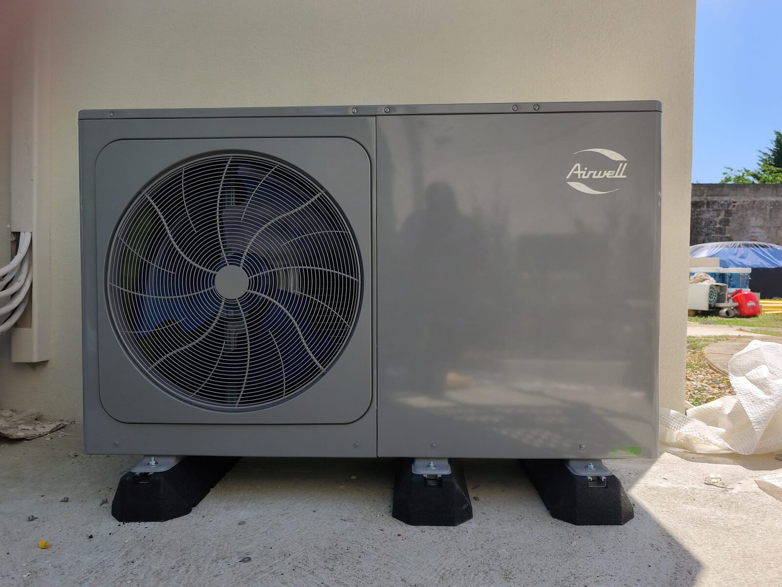Unité extérieure de pompe à chaleur Airwell le long d'une façade