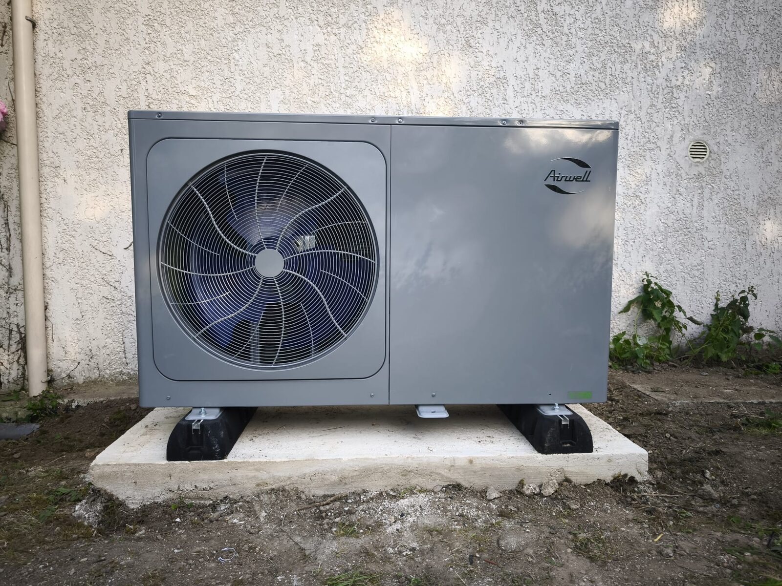 Pompe à chaleur Airwell monobloc posée sur une dalle béton