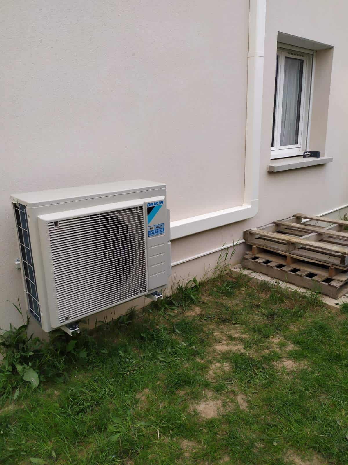 Groupe extérieur Daikin Multi-Inverter posé sur pieds dans un jardin
