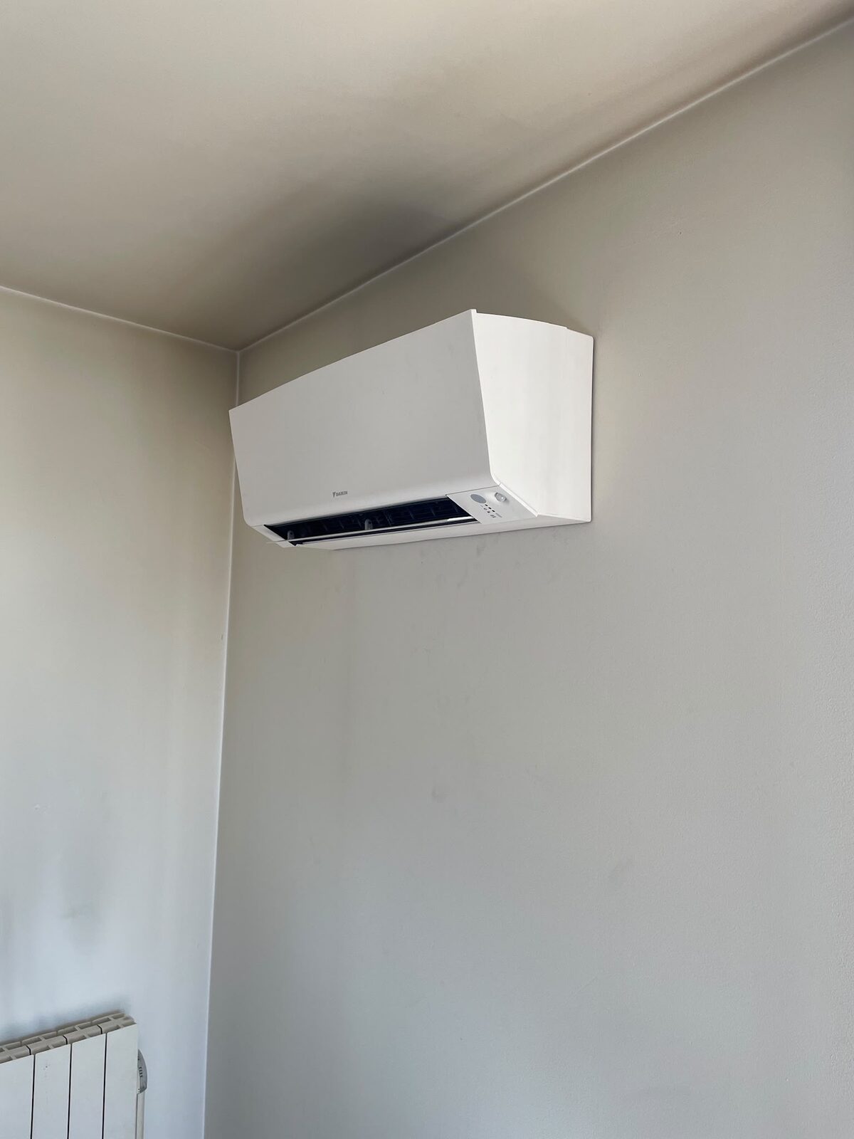 Split mural Daikin installé en angle d'une pièce à vivre
