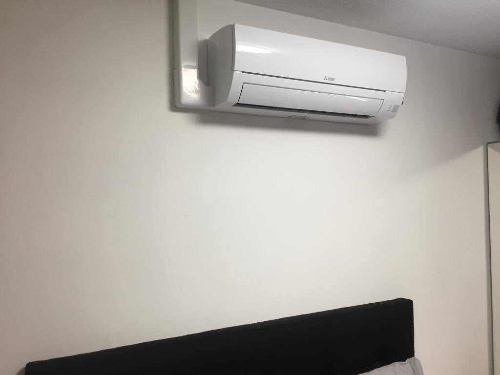 Split mural Mitsubishi Electric installé dans une chambre